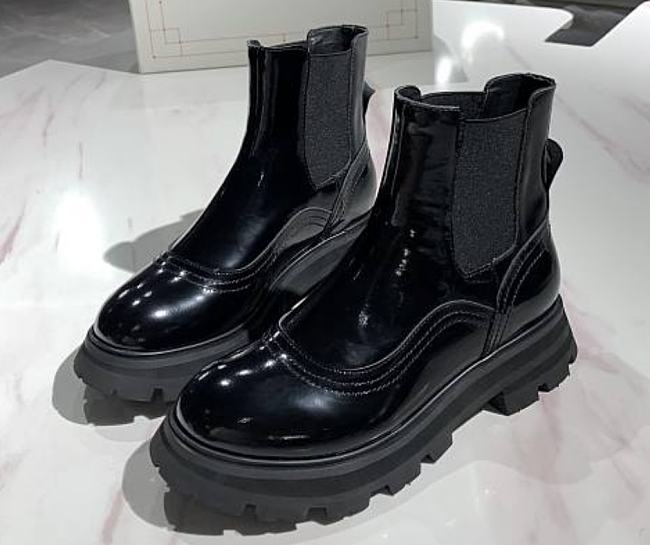 Alexander McQueen Wander Chelsea Boots 666368WHZ84 - 1