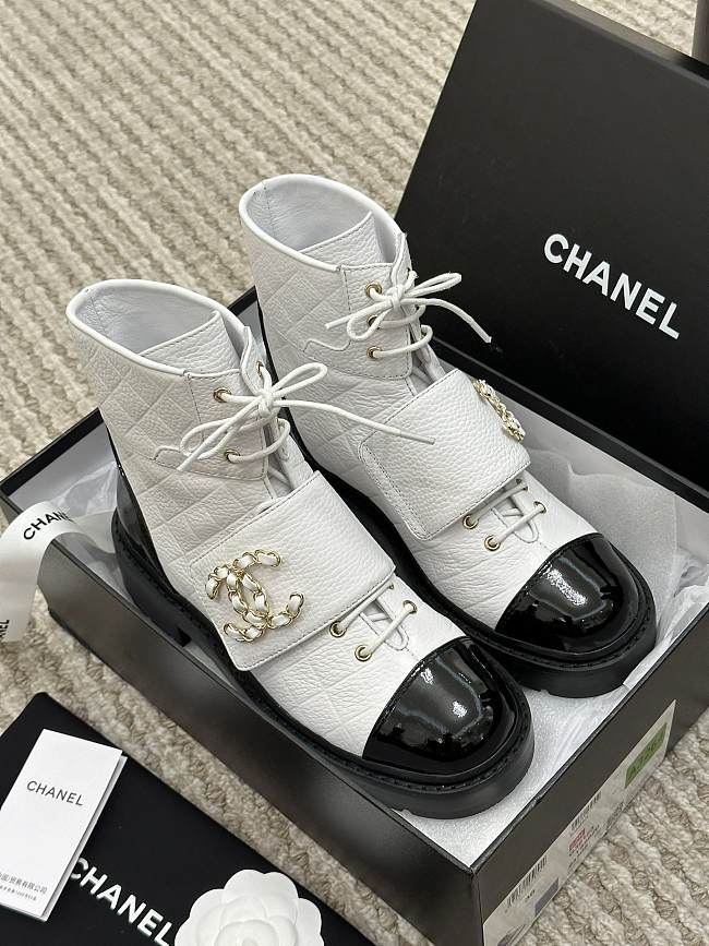 	 Chanel Calfskin & Shiny Calfskin White & Black G39516 Y56261 K5119 - 1
