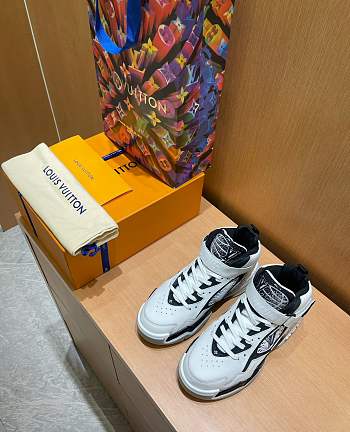 Louis Vuitton Street Style Sneaker 01