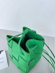Bottega Veneta Cassette Small Intrecciato Leather Bucket Green Bag - 2
