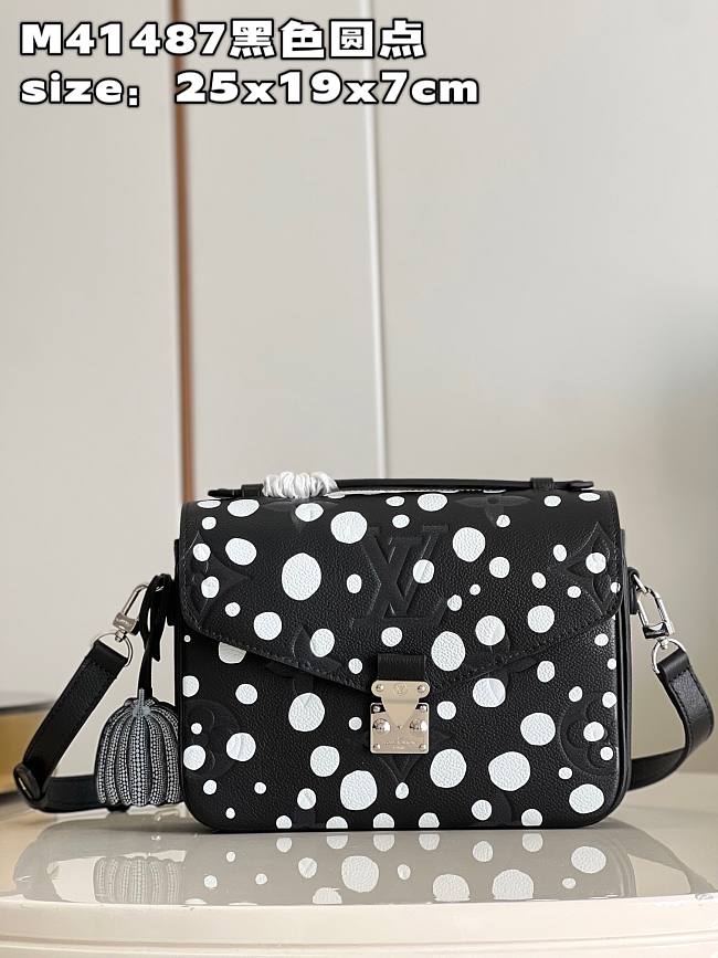 Louis Vuitton M41487  LV x YK Pochette Métis Black and White  25*19*7cm - 1