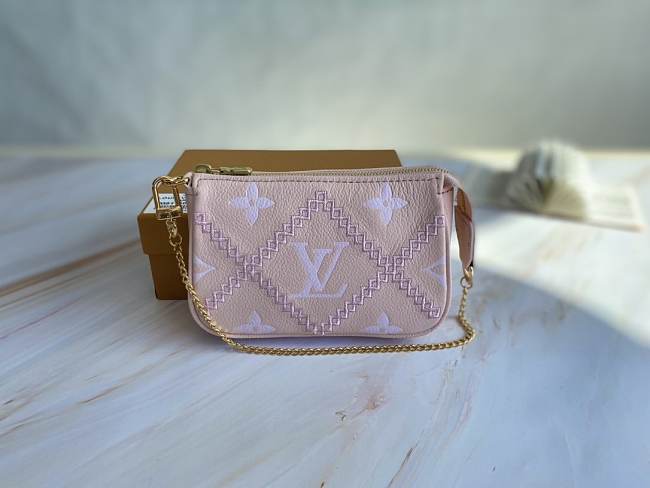 Louis Vuitton M81140 Mini Pochette Accessoires Monogram Emp pink  15.5*10.5*4 cm - 1