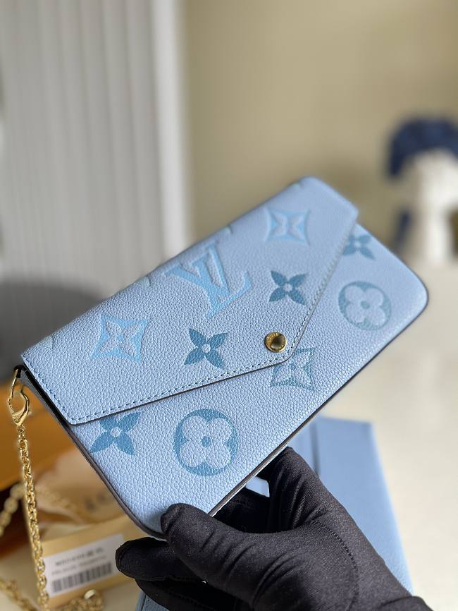 Louis Vuitton M80498 Pochette By The Pool sky blue   chain 21*12*3 cm - 1