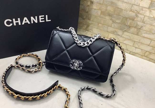 Chanel 19 lambskin flap black bag silver buckle 19x11.5x7cm - 1