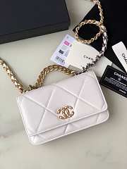 Chanel 19 lambskin flap white bag 19x11.5x7cm - 1