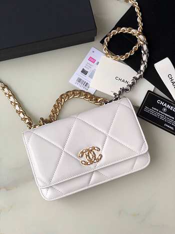 Chanel 19 lambskin flap white bag 19x11.5x7cm