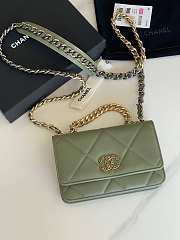 Chanel 19 lambskin flap green bag 19x11.5x7cm - 1