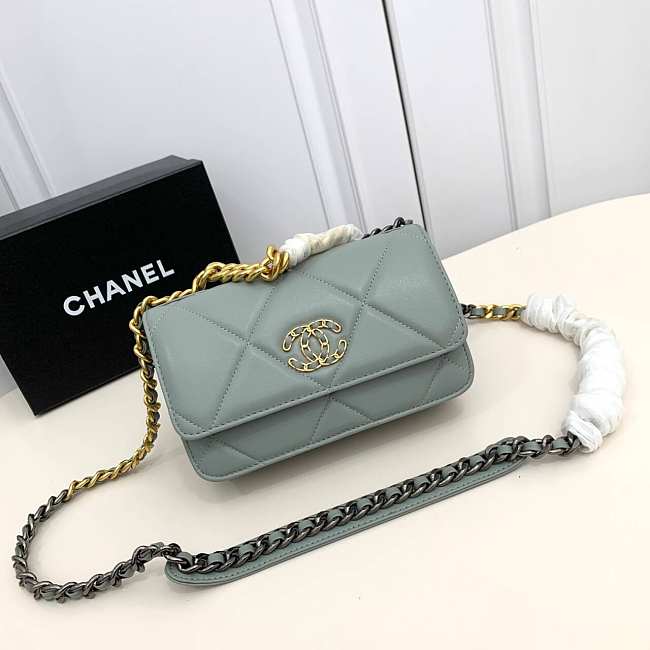 Chanel 19 lambskin flap light green bag 19x11.5x7cm - 1