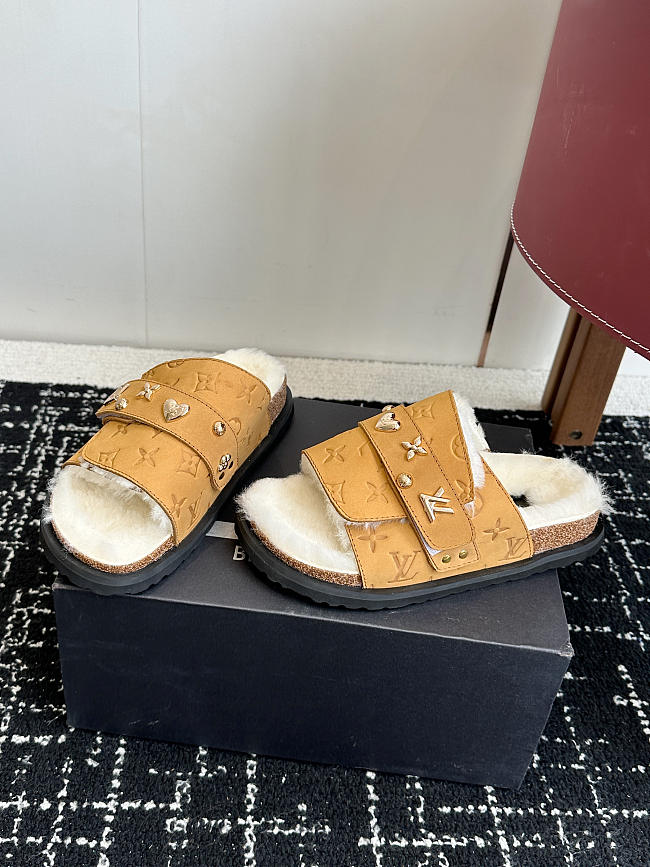 LV plush slippers 01 - 1
