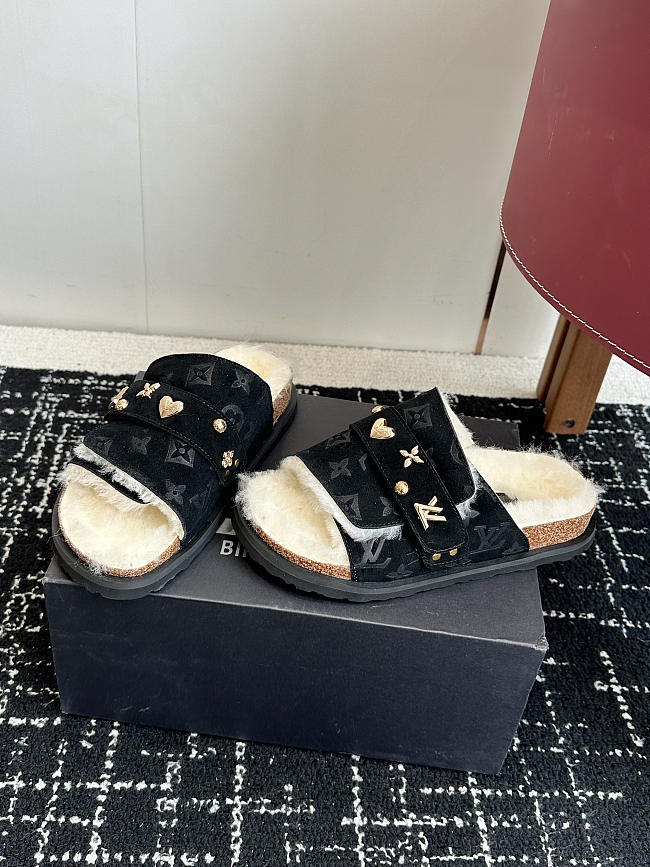 LV plush slippers 02 - 1