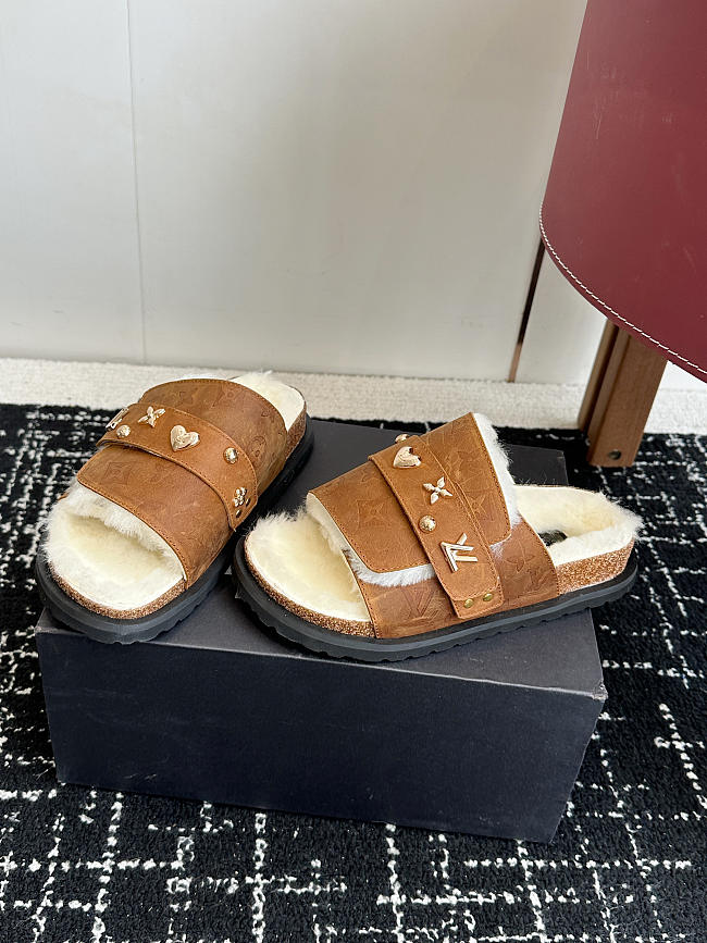 LV plush slippers 03 - 1