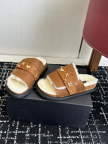 LV plush slippers 03