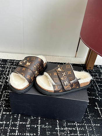 LV plush slippers 04
